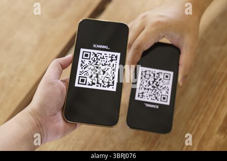 Pagamento con codice QR. Portafoglio E. Uomo che esegue la scansione di tag accettati genera pagamenti digitali senza denaro.scansione di codici QR acquisti online pagamento senza contanti e verifica Foto Stock