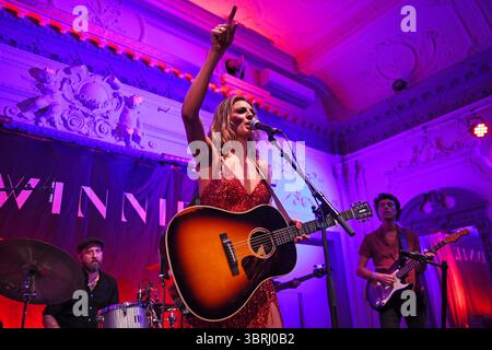 LONDRA, INGHILTERRA - 21 DICEMBRE: Twinnie si esibisce alla Bush Hall il 21 dicembre 2023 a Londra, Inghilterra. CAP/Mar ©Mar/Capital Pictures Foto Stock