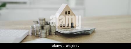 Primo piano delle monete e delle banconote in dollari che consentono di risparmiare denaro sul concetto di banca finanziaria Foto Stock