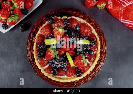 Torta con fragole, more e mirtilli in cima Foto Stock