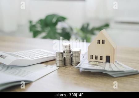 Primo piano delle monete e delle banconote in dollari che consentono di risparmiare denaro sul concetto di banca finanziaria Foto Stock