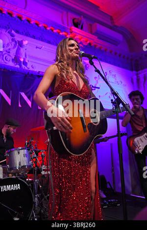 LONDRA, INGHILTERRA - 21 DICEMBRE: Twinnie si esibisce alla Bush Hall il 21 dicembre 2023 a Londra, Inghilterra. CAP/Mar ©Mar/Capital Pictures Foto Stock