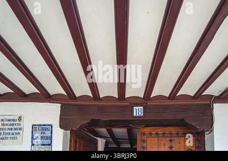 ALMAGRO, SPAGNA - 7 DICEMBRE 2019: Cartelli all'ingresso del Corral de Comedias de Almagro (Teatro cortile di Almagro), situato in Plaza Mayor i Foto Stock