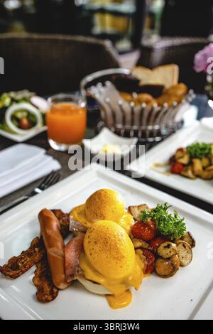 Uova a colazione, muffin inglesi tostati alla Benedict. Deliziosa colazione con uova alla Benedict Foto Stock