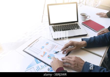 Uomo d'affari che utilizza, lavora su un computer portatile con schermo vuoto nella sala riunioni Foto Stock