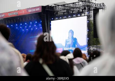 Festivalbesucher beim Lollapalooza Berlin 2025 presentato da Telekom im Olympiapark und Olympiastadion. Berlino, 12.07.2025 Foto Stock