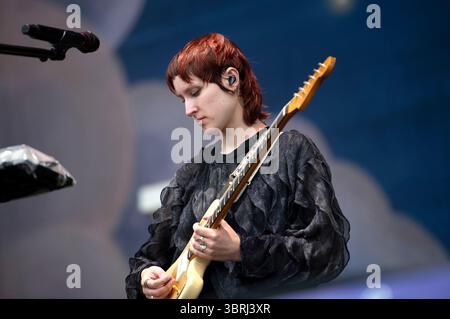 Lizzie Mayland von The Last Dinner Party dal vivo beim Lollapalooza Berlin 2025 presentato da Telekom im Olympiapark und Olympiastadion. Berlino, 12.07.2025 Foto Stock