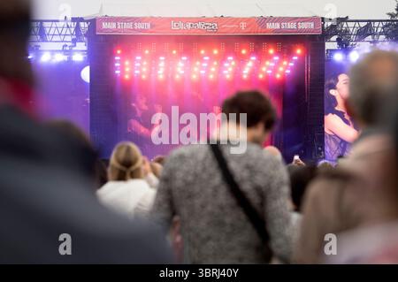 Festivalbesucher beim Lollapalooza Berlin 2025 presentato da Telekom im Olympiapark und Olympiastadion. Berlino, 12.07.2025 Foto Stock