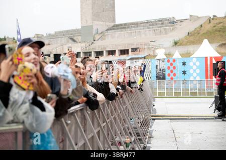 Festivalbesucher beim Lollapalooza Berlin 2025 presentato da Telekom im Olympiapark und Olympiastadion. Berlino, 12.07.2025 Foto Stock