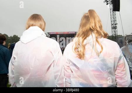 Festivalbesucher beim Lollapalooza Berlin 2025 presentato da Telekom im Olympiapark und Olympiastadion. Berlino, 12.07.2025 Foto Stock