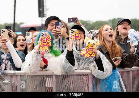Festivalbesucher beim Lollapalooza Berlin 2025 presentato da Telekom im Olympiapark und Olympiastadion. Berlino, 12.07.2025 Foto Stock