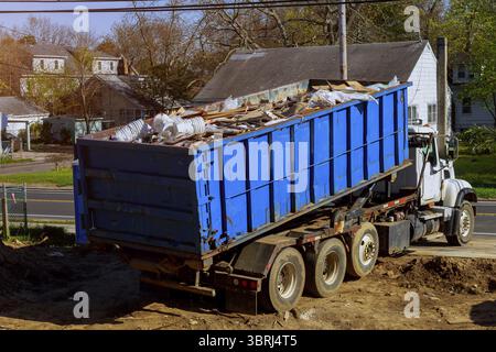 Contenitore per riciclaggio rifiuti i cassonetti pieni con contenitore di rifiuti cestino sulla ecologia e ambiente Foto Stock