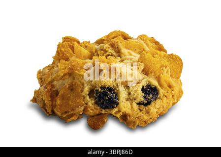 Una deliziosa cottura fatta in casa con scaglie di mais croccanti, isolata su sfondo bianco con percorso di ritaglio Foto Stock