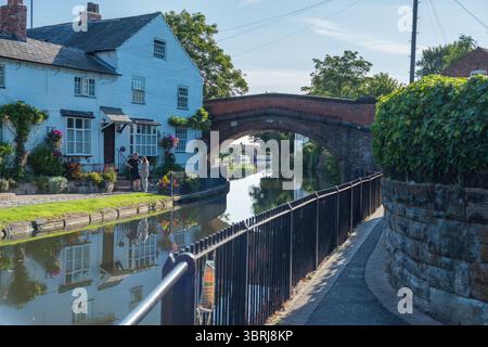 Vista del canale Bridgewater che attraversa il villaggio di Lymm a Warrington, Cheshire, Regno Unito. Fatto il 13 luglio 2025. Foto Stock