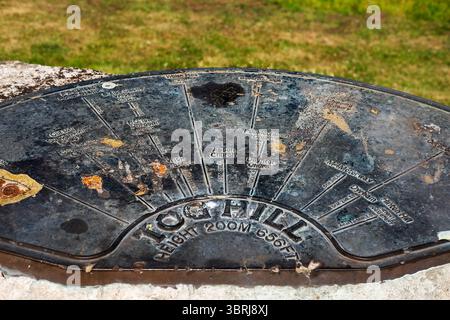 Una targa indicatrice del punto panoramico su Tog Hill, Bristol, che si trova a un'altezza di 200 m (656 piedi), aiuta i visitatori a identificare i vari luoghi di interesse Foto Stock