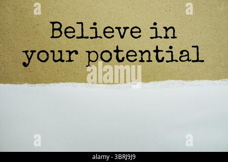 Credete nel vostro messaggio di potere scritto su un white paper con sfondo strappato Foto Stock