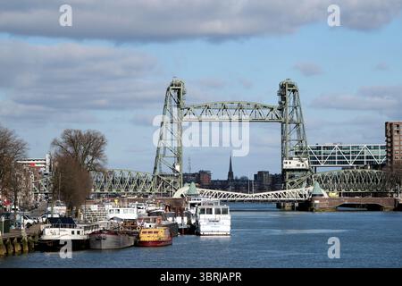 De Hef, ufficialmente Koningshaven Bridge, è un ponte a sollevamento verticale sul Koningshaven a Rotterdam, nei Paesi Bassi Foto Stock