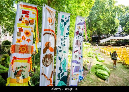Londra, Regno Unito. 13 luglio 2025. "Flying the Flags for Nature, Community & Peace". Summer in the Square mostra un'installazione di bandiere, creata dal pubblico, come tributo alla creatività della comunità nel suo ultimo giorno. L'artista Fateme Razavi ha condotto un workshop sulla creazione di bandiere ispirate alla natura e allo spirito della comunità, come parte di Summer in the Square, tenutosi dal 8-13 luglio, in Portman Square. Crediti: Guy Bell/Alamy Live News Foto Stock