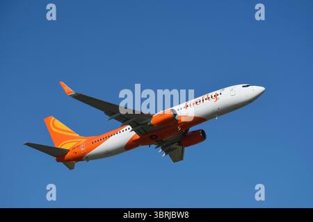 Il Boeing 737-800 di Firefly decolla Foto Stock