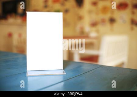 Spazio per la cornice del menu per la promozione di marketing testuale in piedi su un tavolo in legno al Bar Restaurant cafe Foto Stock