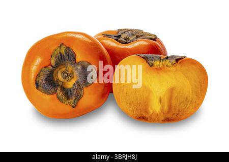 Frutto di cachi maturi, kaki Diospyros, cachi cinese, cachi giapponese, interi e mezzo isolati su sfondo bianco con percorso di ritaglio Foto Stock