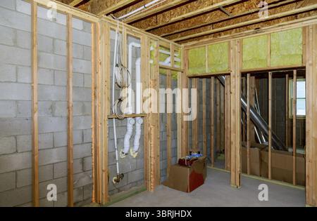 Nuove costruzioni residenziali home elettricista framing alimentazione con vista basale Foto Stock