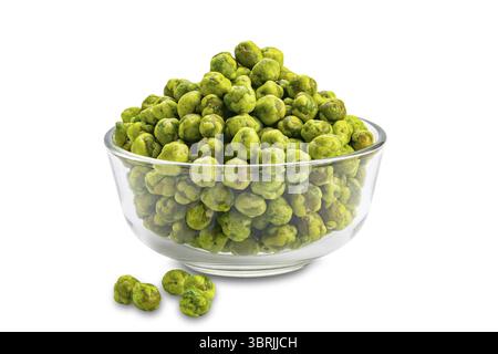 Vista ravvicinata di piselli verdi secchi e piccanti ricoperti di wasabi in un recipiente di vetro trasparente isolato su sfondo bianco con percorso di ritaglio Foto Stock