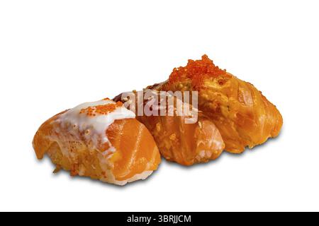Fila di diversi tipi di sushi di pesce fresco fatto in casa isolato su sfondo bianco con percorso di ritaglio, primo piano, formato orizzontale Foto Stock