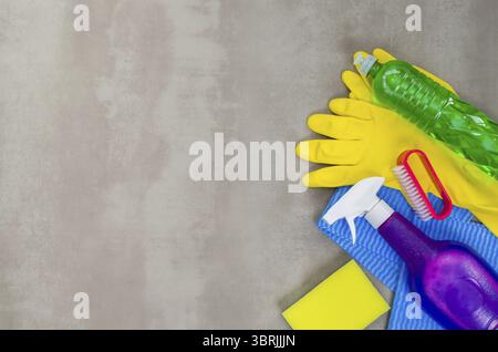 Ottimo concetto di pulizia, vari prodotti utilizzati per la pulizia su sfondo grigio Foto Stock