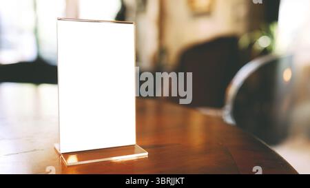 Menu caffetteria del ristorante. Struttura del menu in piedi su un tavolo di legno nel Bar ristorante caffetteria. spazio per la promozione di marketing di testo Foto Stock