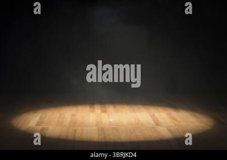 Messa a fuoco singola della luce su un palcoscenico teatrale senza nulla, messa a fuoco della luce su un pavimento in legno e sfondo nero, fascio di luce chiuso sul palco Foto Stock