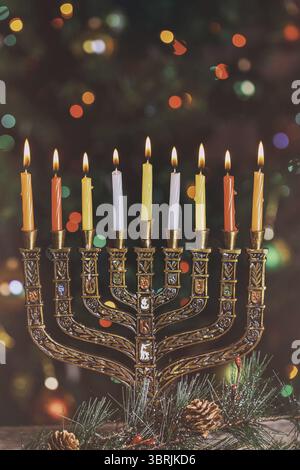 Bruciando candele hanukkah in una menorah su candele colorate da una menorah Foto Stock