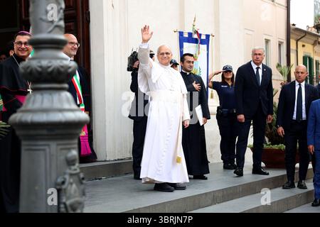 Papa Leone XIV saluta i fedeli mentre giunge alla Parrocchia di San Tommaso di Villanova per la messa domenicale del 13 luglio 2025 a Castel Gandolfo, Italia. Mentre le sue vacanze estive continuano a Castel Gandolfo, Papa Leone XIV si unì ai pellegrini che uscivano nella città collinare vicino a Roma. Foto di (EV) F. Origlia-Vatican Pool/ABACAPRESS.COM Foto Stock