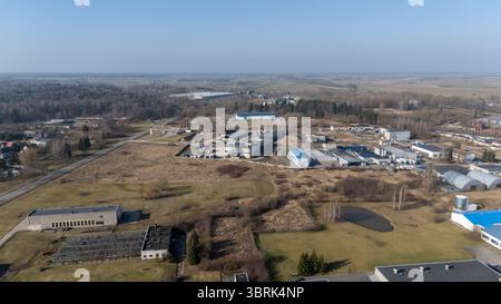 Vista aerea di un'area industriale con magazzini, fabbriche e campi aperti. Foto Stock