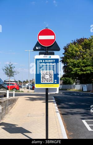 Insegna con codice QR ScanPay nel parcheggio APCOA Foto Stock