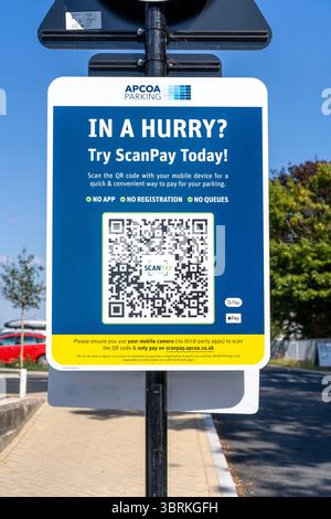 Insegna con codice QR ScanPay nel parcheggio APCOA Foto Stock