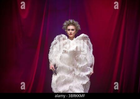 Londra, Regno Unito. 13 luglio 2025. «World Burlesque Games 2025» 13° Extravaganza Show alla Bush Hall. Artisti burlesque di tutto il mondo salgono sul palco nella storica sede di West London per uno spettacolo tutto esaurito scintillante e glamour che spinge i confini dello striptease. Crediti: Guy Corbishley/Alamy Live News Foto Stock