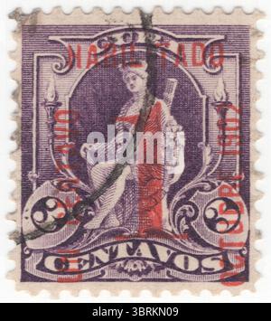 CUBA - 1902 settembre 30: 1 su 3 centavo francobollo viola raffigurante l'allegoria "Cuba", maggiorata in rosso con "HABILITADO", valore e data. Rilasciato dalla Repubblica. Cuba ottenne l'indipendenza formale dagli Stati Uniti il 20 maggio 1902. Secondo la nuova costituzione cubana, gli Stati Uniti mantennero il diritto di intervenire negli affari cubani e di supervisionare le sue finanze e le relazioni estere. In base all'emendamento Platt, gli Stati Uniti affittarono la base navale della baia di Guantánamo Foto Stock