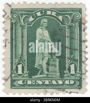 CUBA - 1905: Francobollo giallo-verde di 1 centavo raffigurante la Statua di Colombo. Rilasciato dalla Repubblica. Timbro riinciso del 1899. Cuba ottenne l'indipendenza formale dagli Stati Uniti il 20 maggio 1902. Secondo la nuova costituzione cubana, gli Stati Uniti mantennero il diritto di intervenire negli affari cubani e di supervisionare le sue finanze e le relazioni estere. In base all'emendamento Platt, gli Stati Uniti affittarono la base navale della baia di Guantánamo Foto Stock
