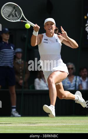 Londra, Regno Unito. 12 luglio 2025. IGA SWIATEK della Polonia durante la partita contro A. Anisimova degli Stati Uniti nella finale femminile dei Campionati 2025 a Wimbledon AELTC a Londra. Swiatek ha vinto 6:0, 6:0, battendo il suo avversario americano in soli 57 minuti per vincere il suo sesto titolo del grande Slam e primo a Wimbledon. (Credit Image: © Marcin Cholewinski/ZUMA Press Wire) SOLO PER USO EDITORIALE! Non per USO commerciale! Foto Stock