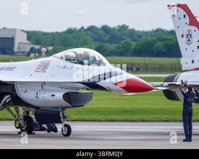 USAF Thunderbird F-16C con equipaggio di terra a McGuire AFB, maggio 2025. Il membro del team segnala l'aeromobile #1 durante i preparativi per lo spettacolo aereo. Foto Stock
