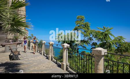 TROPEA, ITALIA - 2 GIUGNO 2025 - due turisti che camminano su una terrazza panoramica affacciata sul Mar Tirreno a Tropea, Calabria, Italia meridionale Foto Stock