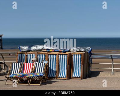 Sedie a sdraio a noleggio sul lungomare di Bkackpool Foto Stock