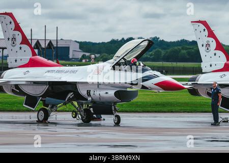 USAF Thunderbird F-16C con tettuccio aperto durante le operazioni a terra presso McGuire AFB, maggio 2025. Il pilota e l'equipaggio di terra si preparano per la dimostrazione dello spettacolo aereo. Foto Stock