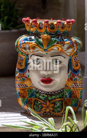 Arte popolare siciliana, vasi di fiori tradizionali a forma di teste di uomo e donna, colorate ceramiche dipinte a mano, splendido souvenir per i turisti Foto Stock