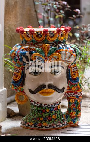 Arte popolare siciliana, vasi di fiori tradizionali a forma di teste di uomo e donna, colorate ceramiche dipinte a mano, splendido souvenir per i turisti Foto Stock