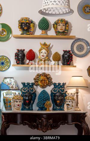 Arte popolare siciliana, vasi di fiori tradizionali a forma di teste di uomo e donna, colorate ceramiche dipinte a mano, splendido souvenir per i turisti Foto Stock