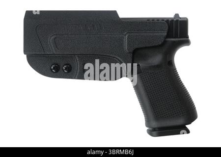 una pistola automatica nera con coperchio in plastica nero isolato su bianco. Foto Stock