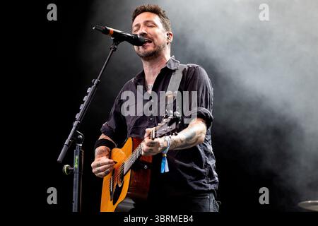 Bodelva, Regno Unito. 13 luglio 2025. Frank Turner, si esibisce all'ultima delle Eden Sessions di quest'anno, all'Eden Project, Cornovaglia, Regno Unito. Frank ha pubblicato dieci album da solista e ha costruito un seguito di culto di fan dedicati. Credito: Mark Passmore/Alamy Live News Foto Stock