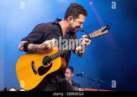Bodelva, Regno Unito. 13 luglio 2025. Frank Turner, si esibisce all'ultima delle Eden Sessions di quest'anno, all'Eden Project, Cornovaglia, Regno Unito. Frank ha pubblicato dieci album da solista e ha costruito un seguito di culto di fan dedicati. Credito: Mark Passmore/Alamy Live News Foto Stock